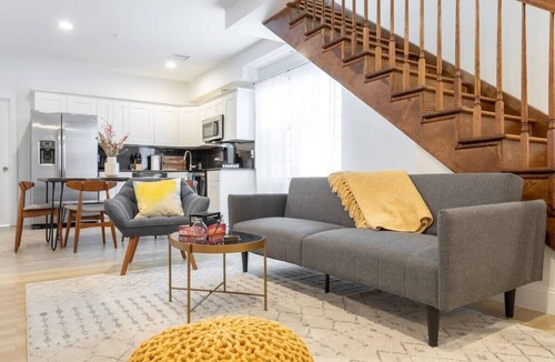 Chinatown Apartment | Sosuite | Billiards 3BR Apt w W/D