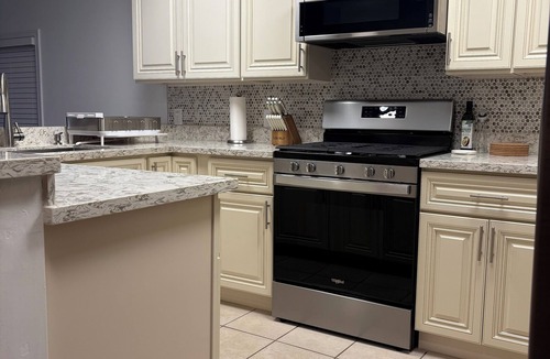 South Los Angeles House | Spacious 2-bedroom house with King Bed, WiFi, near LAX, Sofi, Dignity