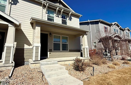 Aurora House | Spacious 3BR Aurora Townhome AC + Gym
