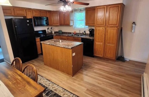 Vestal House | Spacious 3BR Southern Tier Retreat: Fast WiFi, Netflix & Workspace
