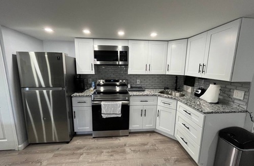 Frankford House | Spacious 6-Bedroom Home w/Private Parking & Fenced Patio