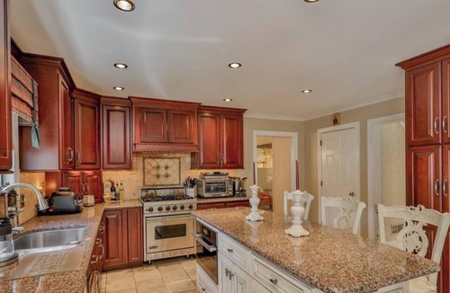 Bethlehem House | Spacious 7 bed Paradise in Bethlehem with Private heated pool and fitness room