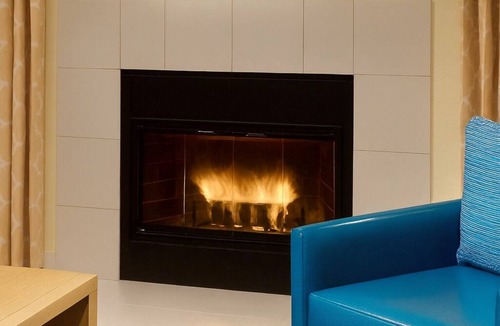 Flagstaff Hotel | Spacious and Modern Suites Near Bushmaster Park, Pets are Allowed, Pool!