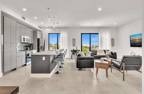 Harbordale Apartment | Spacious Chic 3BR New Condo Beach by Airport& port