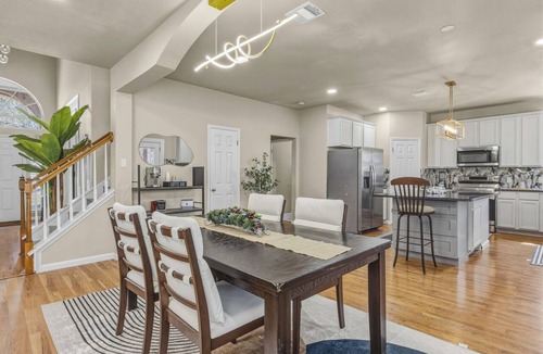 Manor House | Spacious & Peaceful Home in Central Austin
