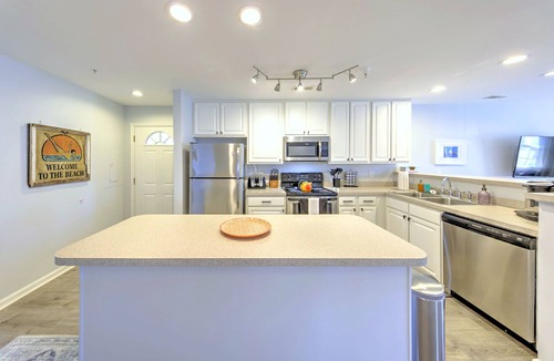 Rehoboth Beach Condo | Spacious Rehoboth Beach Condo | Pool Views | Linens & Towels Included