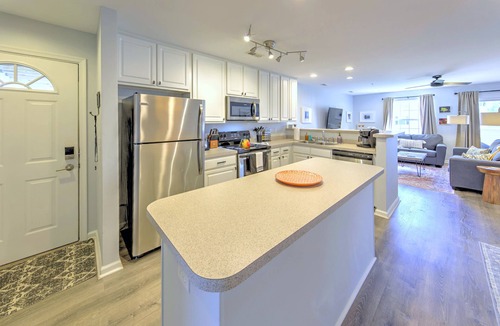 Rehoboth Beach Condo | Spacious Rehoboth Beach Condo | Pool Views | Linens & Towels Included