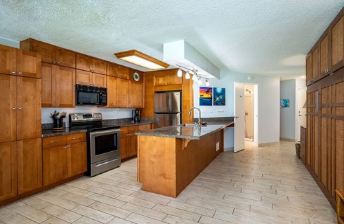 Kihei Condo | SPECIAL AUG 15% OFF 7nt stay Remodeled Kihei Oceanfront Property, AC, BBQ & Pool
