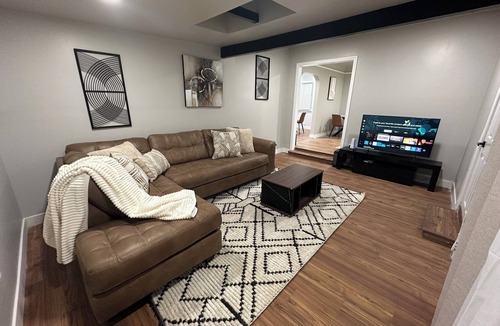 Los Angeles House | Stay in comfort and style while being surrounded by the best Los Angeles has!