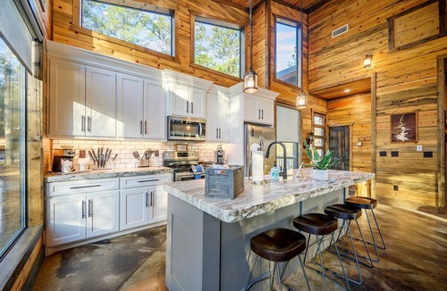 Hochatown Cabin | Stay & Unwind | 2 Kings, Playset, Arcade, Hot Tub