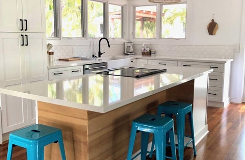 Kalama Tract House | Steps to beach! Beachside 4-bedroom house in Kailua with AC & WiFi