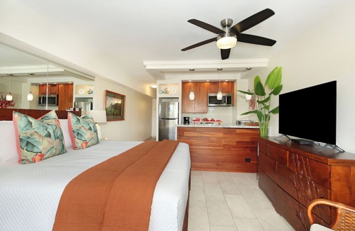 Waikiki Condo | Steps to beach! Gorgeous renovated partial ocean view condo at Waikiki Shore!