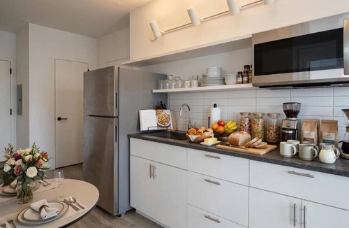 Hunters Point Apartment | Studio Stay | Queen Bed | Court Square