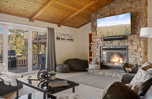 Castle Glen Estates Cabin | Stunning Big Bear Retreat | Amazing View | HotTub!