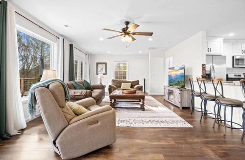 Ferguson House | Stunning Mountain Views, Deck, Fire Pit & Hammock