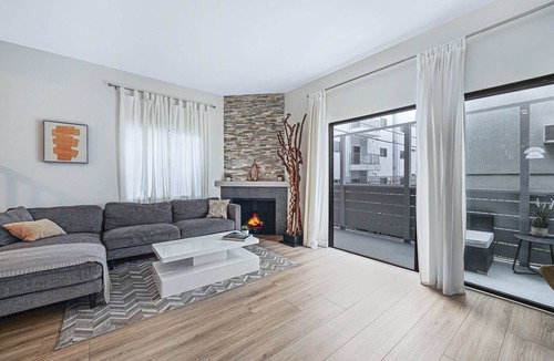 Hollywood House | Stylish Modern Home ★ Heart of Hollywood & Walkable ★ 2 Private Car Spots