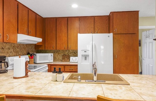 Kihei Apartment | Summer rates are LOW! Walk to beach -A/C in all rooms.