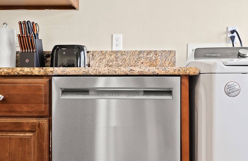 Alhambra Apartment | Sunny & Cheerful Near I-10 ~ Queen Beds ~ Parking