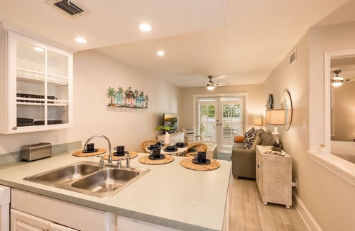 Truman Annex Condo | *THE COZY STARFISH @ THE ANNEX* Condo + Last Key White Glove Service.