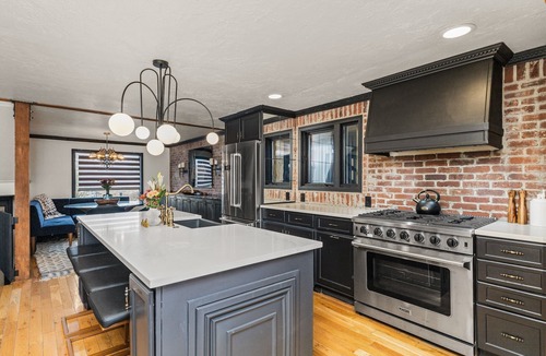 Old Town Ski Chalet | The Disco Chalet! 4-bed 3-bath, sleeps 10, pet friendly, Hot Tub, Walk downtown
