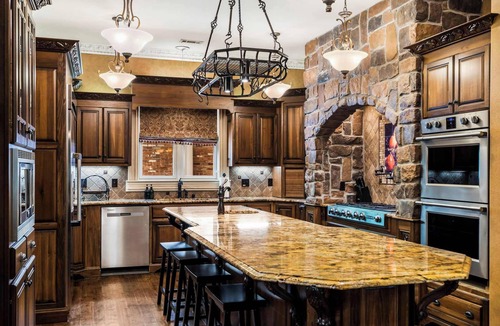 Maysville House | The Highlands mansion, sleeps 28