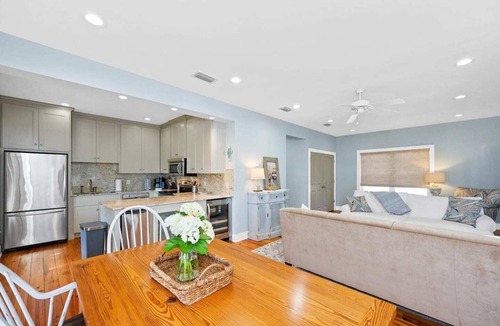 Alabama Gulf Coast Cottage | This quiet, cozy cottage on Mobile bay features a screened porch, Outdoor Grilling, Private pier, Bunk Beds and Sleeps 8!
