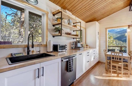 Spring Valley House | Timber Peak Cabin - Hot Tub BBQ Scenic Views