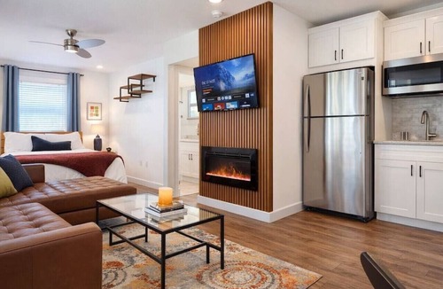 Villa Heights Apartment | Tiny House, Walk to Light Rail and Optimist Food Hall