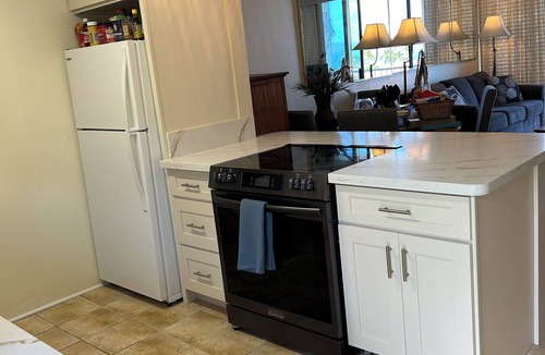 Kihei Condo | TOP FLOOR, OCEAN VIEW 2/2 WITH COOL SPLIT A/C