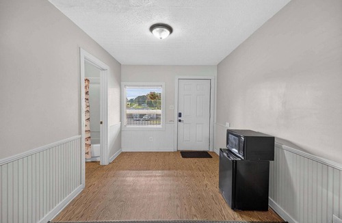 Cedar Bluff Apartment | Topside Suites Little River Marina