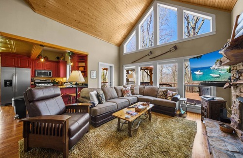 Charter Hills Cabin | Traditional Cabin with Lots of Space