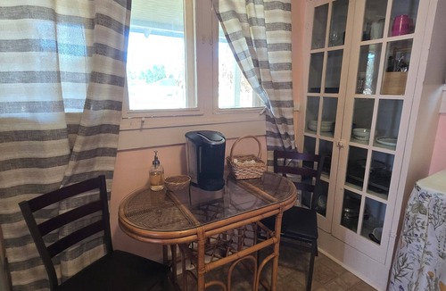 Dixieland Apartment | Tree House Apartment in Dixieland, cozy 1930's garage apartment, great location!