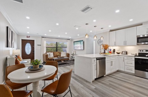 South Bradenton House | Tropical Oasis Plus with Hot Tub+5mi to Beach, Near IMG!