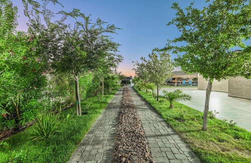 Enterprise House | Tropical Private Estate 8 Bdrm Resort Pool 5 Mins to the Strip Weddings