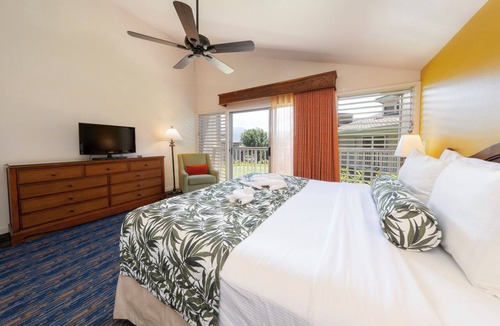 Princeville Hotel | Two 1BR Condos w/Pool & Jacuzzi + Lanai + Beach Gear