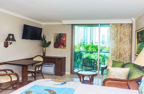 Waikiki Apartment | Unique Chic Hotel with pool, WiFi, gym & AC in world-class Waikiki, Hawaii.