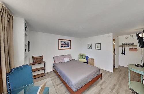 McCully - Moiliili Apartment | Upbeat Hawaiian Monarch Studio