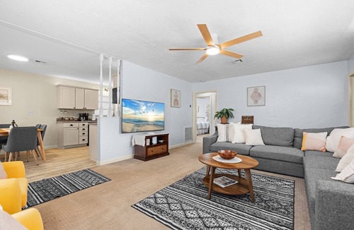 Laurel House | Updated Beach House. Walk to Beach, Shop, Waterfront Dining 2 Bed 1 Bath