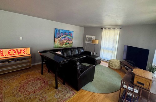 Shorewood-Tower Hills-Harbert Bed & Breakfast | Harbor Country Hostel: Experience True Community in Harbor Country