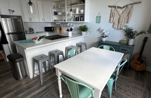 Makaha Valley Condo | Valley Vibes and Beach Bliss 2 BR Condo Free Parking/Wi-fi/Pool Monthly Friendly
