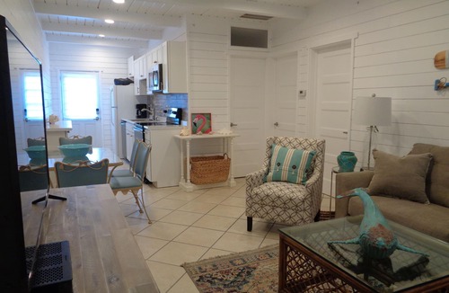 Crescent Beach House | VINTAGE BEACH COTTAGE 5⭐️ 90sec WALK TO BEACH, Enjoy! 🐳