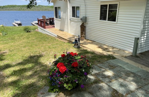 Greenville Cottage | Wabasis Lake, cosy, 2 br, with beautiful lake view- Midweek End of Summer Sale!