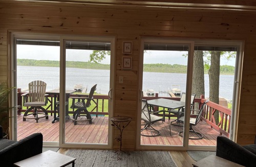 Greenville Cottage | Wabasis Lake, cosy, 2 br, with beautiful lake view- Midweek End of Summer Sale!