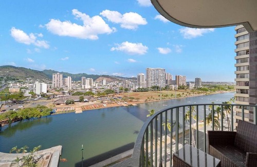 McCully - Moiliili Apartment | Waikiki Beach Golden Holiday