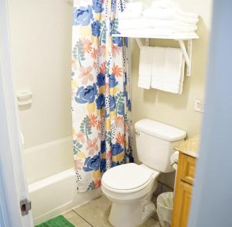 McCully - Moiliili Apartment | Waikiki condo 2 bedroom FREE parking 4beds