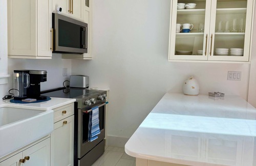 Easton's Point Cottage | Walk to beach, sleeps 5, minutes to Newport Attractions. Newly Renovated Cottage