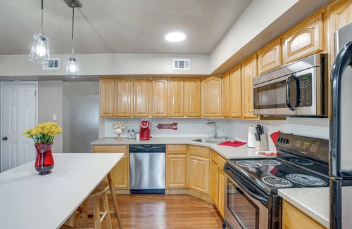 Willow Grove House | Walk to Mall & Train Station! Philly Suburb Stay