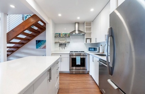 Kahuku Apartment | Walk to the beach! North Shore Surf House