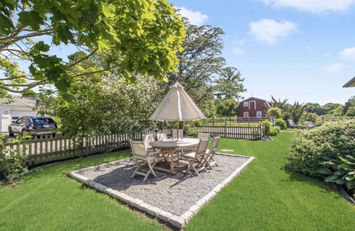 Middletown Cottage | Walk to the Beach - Serene Coastal Country Cottage