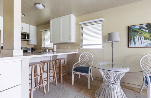 Wailua Hotel | Walking Distance from Papaloa Beach, Outdoor Pool, Free Parking, Full Kitchen!